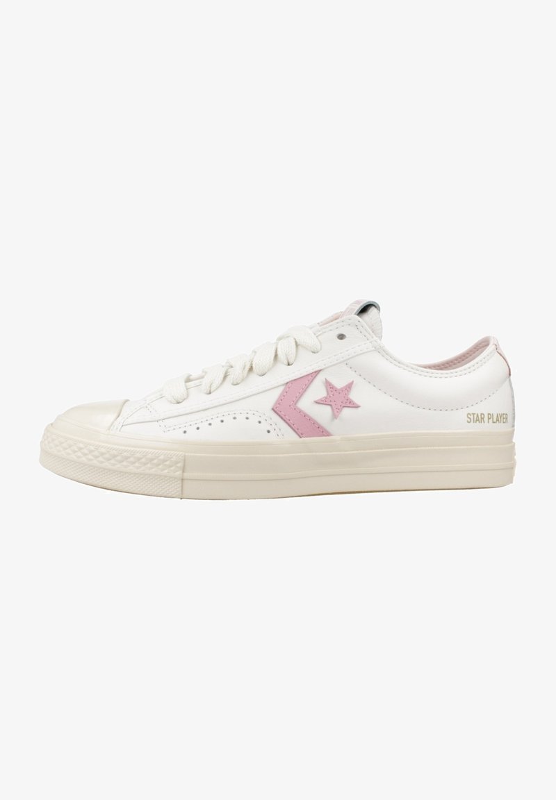 Baskets basses blanches avec logo étoile rose, lacets blancs, semelle en caoutchouc, et texte "Star Player" sur le côté du talon.
