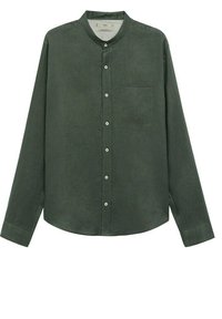 Camisa de manga larga verde oscura con cuello mandarín, botones al frente, un bolsillo en el pecho y tela lisa y texturizada.