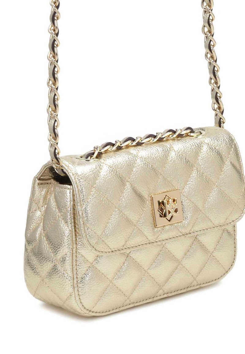 Quilted goldene Leder-Umhängetasche mit einer Kettenriemen, ausgestattet mit einem goldenen Hardware-Verschluss und einer strukturierten Oberfläche. Kompakte rechteckige Form.