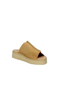 Sandalo scivolato in suede beige con punta aperta, dettagli cuciti lungo i bordi e una suola leggera e testurizzata.