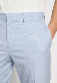 Isaac Dewhirst THE FASHION SUIT  - Odijelo - light blue