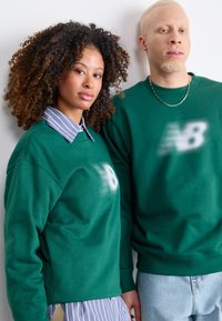 New Balance GRAPHIC CREW UNISEX - Felpa - nightwatch green