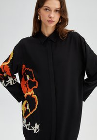 Touché Privé EMBROIDERED VISCONE SHIRT - Camicia - black