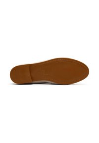Suola in gomma marrone con motivo di grip testurizzato. I bordi sono cuciti. Materiale superiore beige liscio visibile nella zona delle dita.