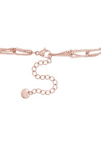 Collier multi-couches en or rose avec un fermoir mousqueton et une chaîne ajustable. Présente des textures de chaîne variées et une étiquette en forme de charme circulaire.