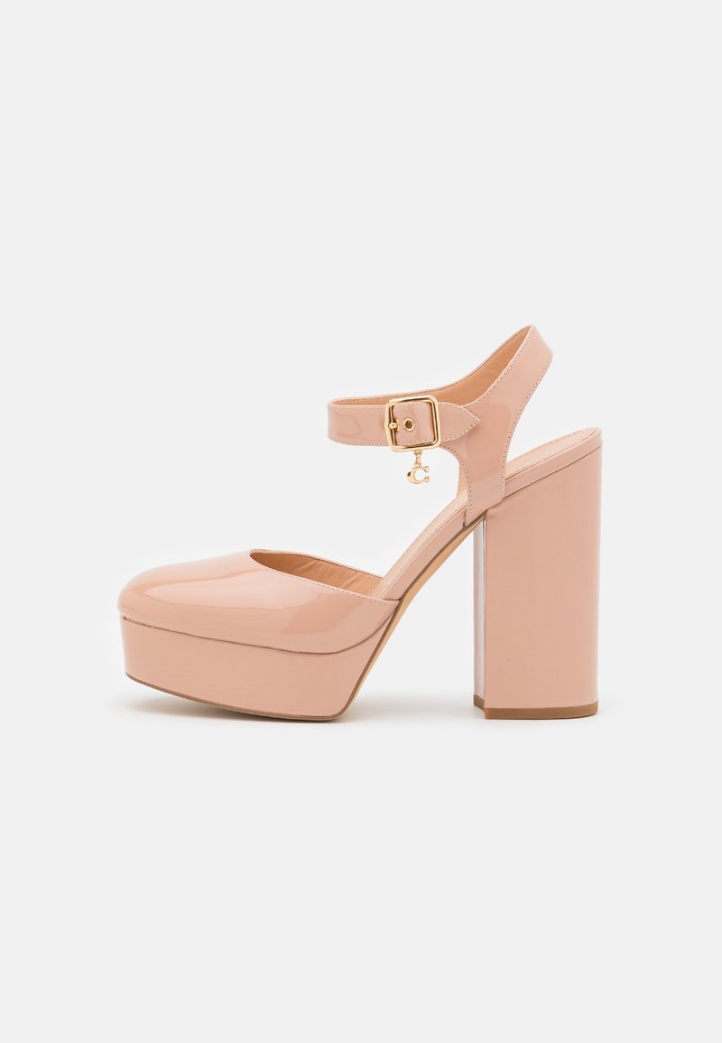 Sandales à plateforme en cuir verni rose avec un bout arrondi, un large talon bloc et une bride de cheville réglable avec un accent en boucle dorée.