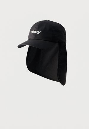 Juoda beisbolo kepuraitė su ilgu kaklo uždengimu, su baltu „obey“ logotipu priekyje, ant paprasto šviesiai pilko fono.
