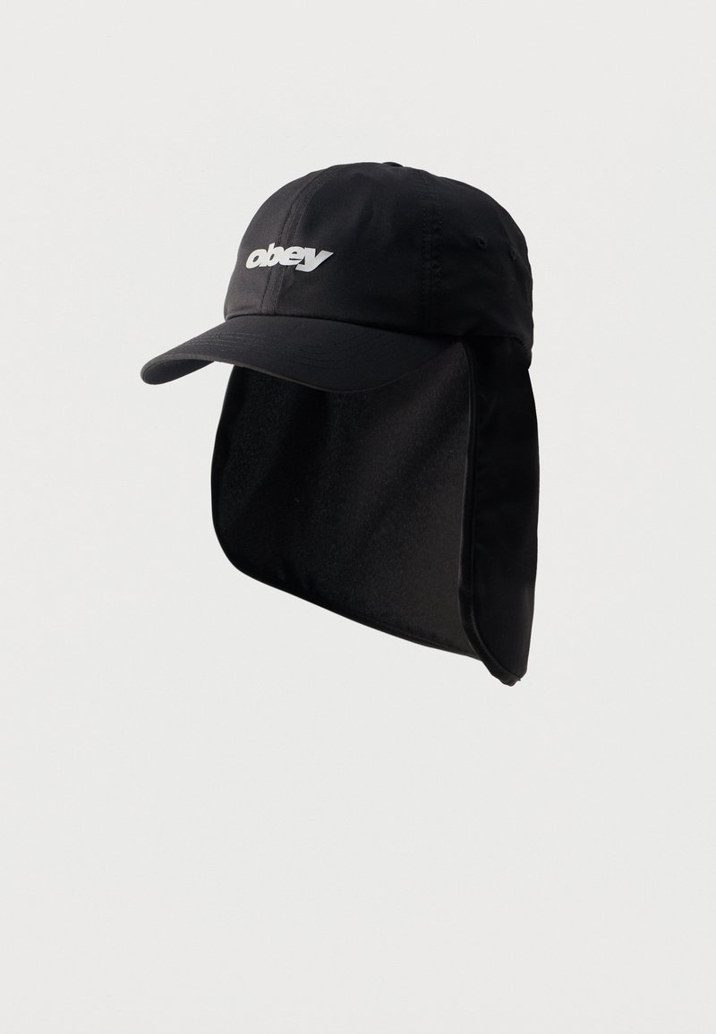 Μαύρο καπέλο baseball με επιμηκυμένη προστασία για το λαιμό, με λευκό λογότυπο "obey" στο μπροστινό μέρος, πάνω σε απλό ανοιχτό γκρι φόντο.