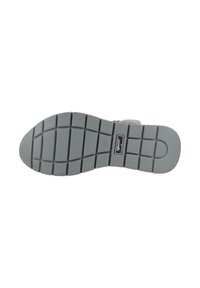 Sole in gomma grigia con un design di battistrada a motivi, caratterizzata da scanalature rettangolari e un'area punta liscia, contrassegnata da un'etichetta del marchio.