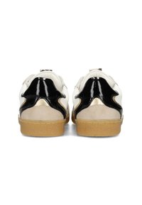Baskets en cuir avec un upper blanc, des accents en vernis noir et un talon beige. Semelle en caoutchouc gum ; le design arrière présente un motif ondulé.