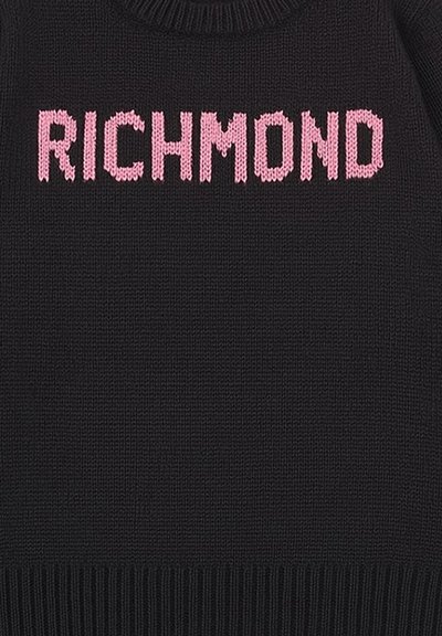 Maglione nero lavorato a maglia con orlo a costine, con la parola "RICHMOND" in lettere rosa chiaro in grassetto sul petto.