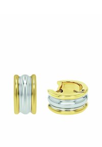 Orecchini a cerchio in oro e argento con un design stratificato e curvo. La sezione in argento è lucida, mentre gli accenti in oro presentano una texture a coste.