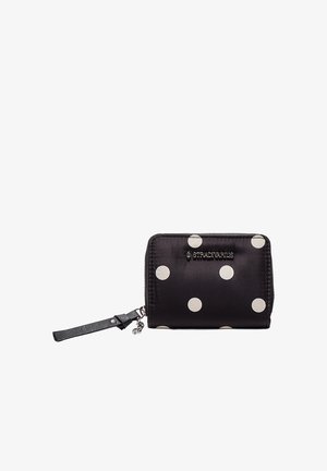 Schwarze rundum mit Reißverschluss versehene Geldbörse mit weißen Polka-Dots, einem Handgelenksriemen und dem Stradivarius-Logo auf der Vorderseite.