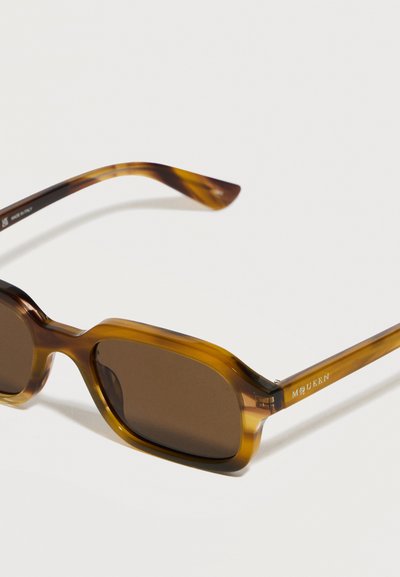 Καφέ ορθογώνια γυαλιά ηλίου με σκελετό μοτίβο χελώνας και σκούρους φακούς, λογότυπο McQueen στο βραχίονα του ναού.