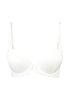 Biely vypchávkový podprsenka s nastaviteľnými ramienkami a čipkovým lemovaním pozdĺž spodného okraja, vystavená na bielom pozadí.