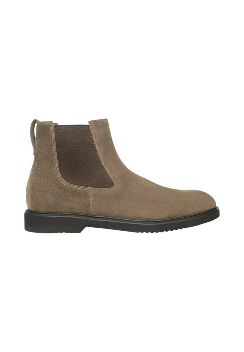 Stivale Chelsea in suede marrone con pannelli laterali elastici, linguetta sul tallone e suola in gomma nera, mostrato in vista laterale.