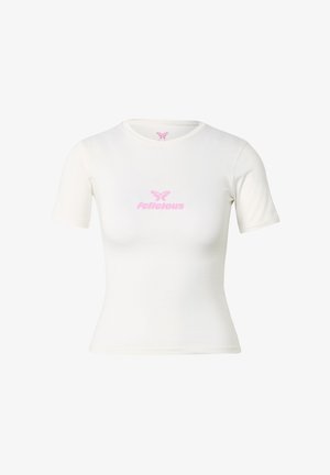 Valge lühikeste varrukatega istuv t-särk, millel on roosa liblika graafika ja roosade tähtedega sõna "fellalous" rinnal.