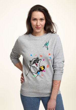 Felpa grigia con una grafica di un procione che tiene un biscotto, con motivi di foglie colorate e un design di un colibrì sulla spalla.