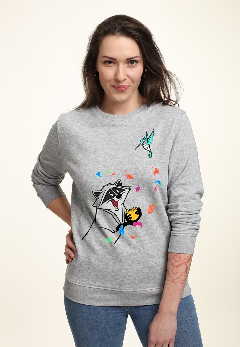 Grå sweatshirt med en tvättbjörnsgrafik som håller en kaka, med färgglada lövmönster och en kolibri-design på axeln.