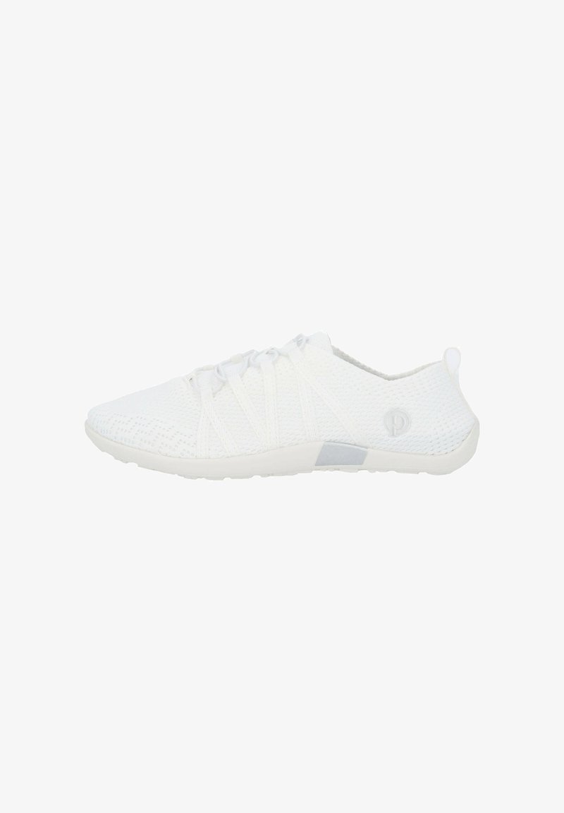 Weiße Sportschuhe mit einem strukturierten Strick-Obermaterial, elastischen Riemen zum Schließen und einer leichten Sohle. Einfaches Design mit minimalen Akzenten.