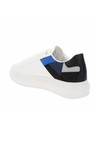 Sneaker bianco con accenti blu e neri. Presenta una tomaia in pelle liscia, una suola bianca spessa e un tallone texturizzato.