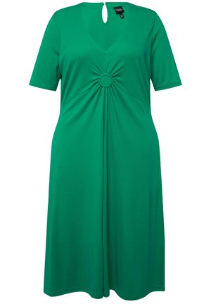 Grünes Kurzarmkleid mit tiefem V-Ausschnitt und kreisförmigem Raffungselement in der Taille, aus einem glatten, dehnbaren Stoff gefertigt.