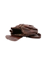 Zaino in pelle marrone con una base piatta e diverse tasche, dotato di una chiusura a pattina e di una fodera in tessuto a righe contrastanti.