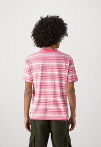Nike SB TEE - Jednoduché tričko - guava ice
