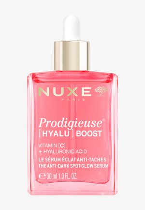 Butelka serum Nuxe Prodigieuse Hyalu Boost z pipetą, różowy płyn, oznaczona Witaminą C i kwasem hialuronowym dla efektu przeciw przebarwieniom i promiennego blasku, 30 ml.