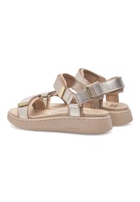 Lichte sandalen in beige en metallic zilver. Kenmerken zijn verstelbare banden, een gevoerde zool en een stevige rubberen buitenzool.