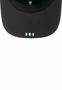 Schwarze Kappe mit einem flachen Schirm, hergestellt aus strukturiertem Stoff. Hervorzuhebende Details sind ein dreistreifiger Akzent in Grün und Weiß auf der Vorderseite.