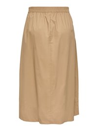Jupe beige longueur genou avec taille élastique et détails subtils de couture avant sur un fond blanc uni.