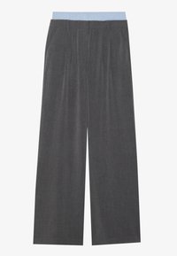 Pantalons large en tissu à carreaux gris. Dotés d'une taille élastique douce de couleur bleu clair et de plis à l'avant pour ajouter de la texture et du détail.