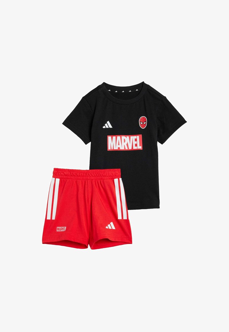 Camiseta negra de manga corta con el logo rojo de Spider-Man y el texto "MARVEL". Pantalones cortos rojos con franjas y logo blanco de Adidas.