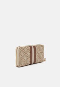 Portafoglio beige con un motivo stampato, caratterizzato da una superficie liscia, una cerniera dorata e due righe orizzontali in marrone scuro e taupe.