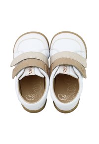 Zapatos infantiles en blanco y beige con dos correas de velcro, punta redondeada, cuero texturizado y suela de goma. Logo dorado impreso en el interior.