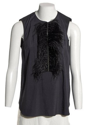 Ärmellose schwarze Bluse mit einem zentralen vertikalen Panel aus gerafften schwarzen Federn, dargestellt auf einem weißen Schaufenster-Torso.
