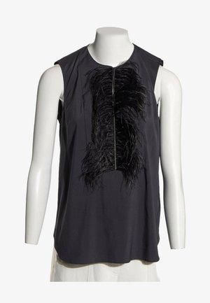 Blouse noire sans manches avec un panneau vertical central de plumes noires froncées, présentée sur un buste de mannequin blanc.