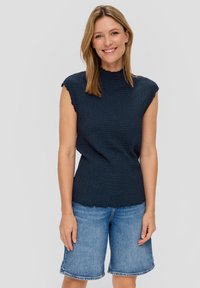 Marineblauwe, kortere mouw gebreide top met een gestructureerd patroon en scalloped halslijn, gecombineerd met denim bermuda shorts. Gladde stof.