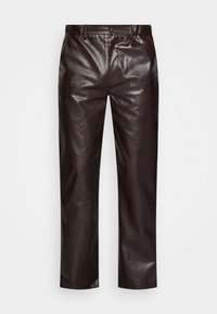 Pantalones rectos de cuero marrón oscuro con pasadores para cinturón, cierre de botón en la parte frontal y bolsillos laterales.