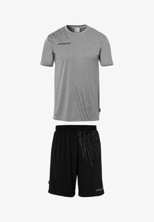 Grå atletisk trøje med sort diagonalt stribedesign, parret med sorte shorts med lignende striber. Fremstillet af letvægtsmateriale.