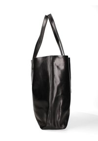 Zwart leren tote bag met een gladde textuur, langwerpige vorm en twee stevige handvatten. Beschikt over een minimalistisch ontwerp en verticale naaddetails.