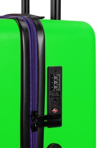 Zielona, twarda walizka z teksturowaną powierzchnią, czarnym zamkiem błyskawicznym, fioletowym akcentem oraz zamkiem szyfrowym z boku dla bezpieczeństwa.