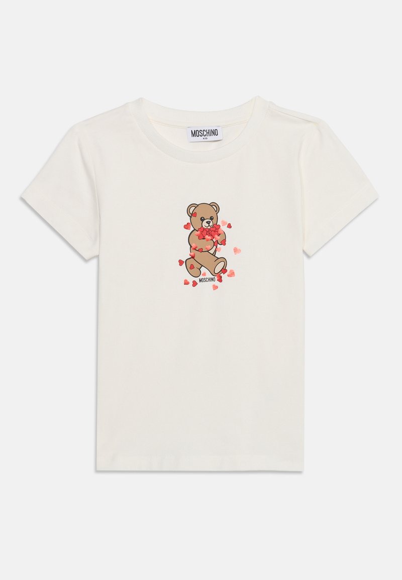 T-shirt blanc manches courtes pour enfants avec un motif d'ourson entouré de cœurs rouges et le nom de la marque Moschino en dessous.