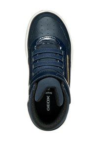 Sneaker blu navy con parte superiore in pelle verniciata, linguetta in tessuto testurizzato, lacci elastici, suola in gomma e marchio "GEOX" all'interno.