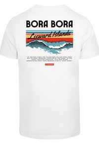 Weißes Baumwoll-T-Shirt mit einem bunten Grafikdesign von Wellen und einem Sonnenuntergang. Text umfasst "BORA BORA" und "Leeward Islands."