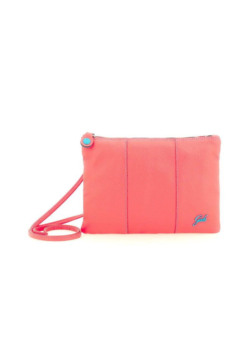 Wristlet in pelle rosa corallo con chiusura a zip, tracolla staccabile e piccolo logo blu nell'angolo in basso a destra.