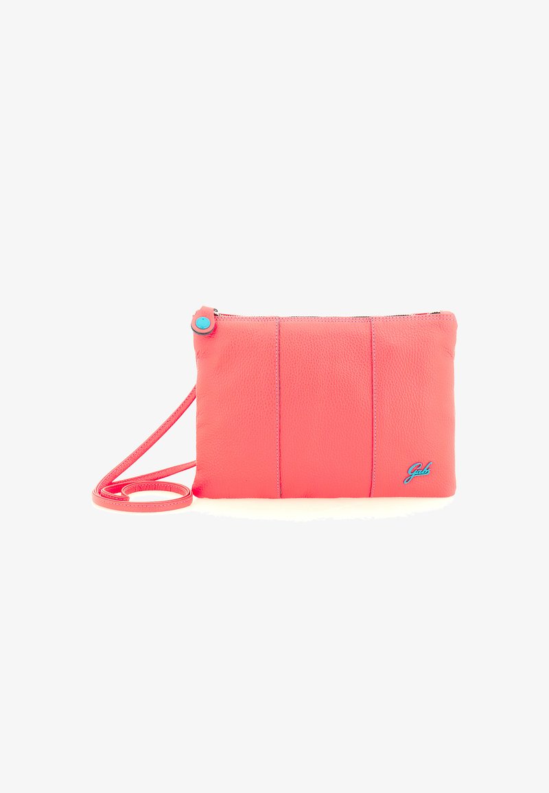Wristlet in pelle rosa corallo con chiusura a zip, tracolla staccabile e piccolo logo blu nell'angolo in basso a destra.