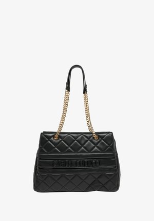 Schwarze gesteppte Handtasche aus Kunstleder mit goldfarbenen Kettenriemen und geprägt aufgeprägtem Markennamen. Rechteckige Form mit glatter Oberfläche.