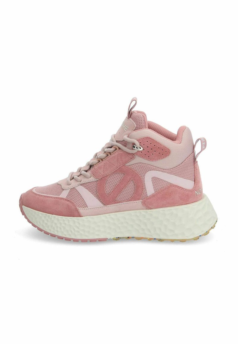 Roze sportshoe met een mix van gestructureerd suede en mesh materialen, een gewatteerde witte zool en een treklus bij de hak.
